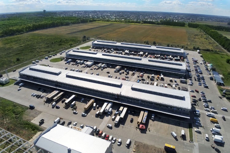 Aerial View of a warehouse | 3 industrial market trends to keep an eye on